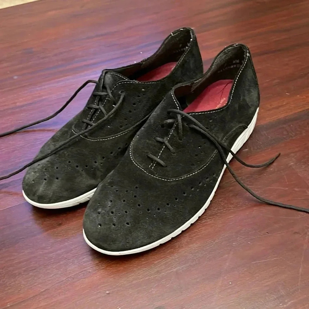 Munro black suede shoes size 9 WW